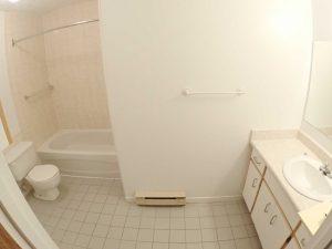 4 et demi - Salle de bain. Des loyers abordables à Lennoxville, Sherbrooke, Appartements Oxford spacieux et propres